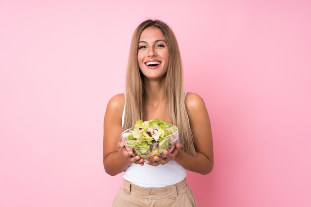 Junge blonde Frau mit Salat