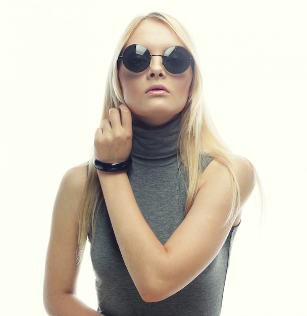 Junge blonde Frau mit Sonnenbrille