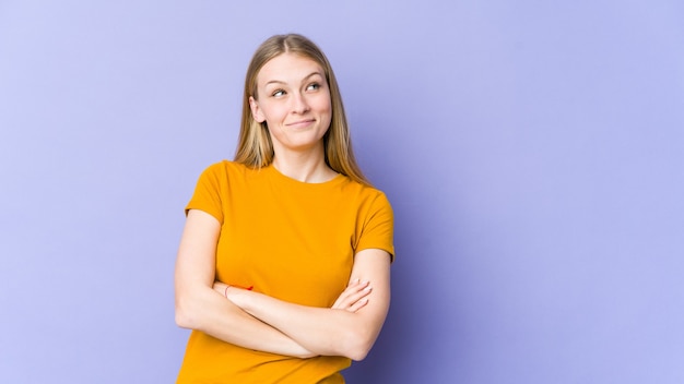 Junge blonde Frau müde von einer sich wiederholenden Aufgabe.