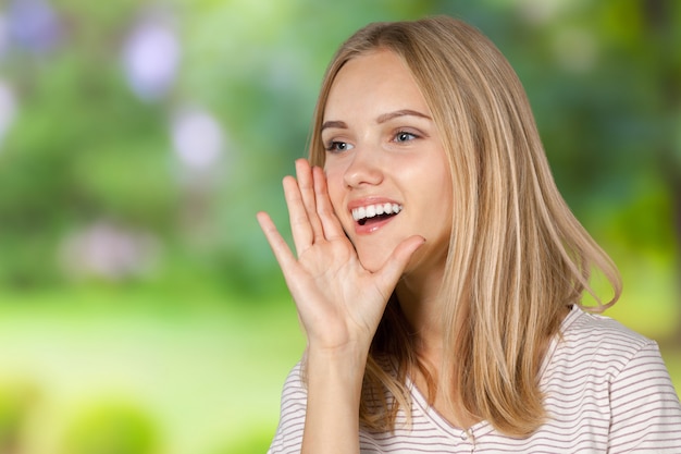 Junge blonde Frau schreien und schreien