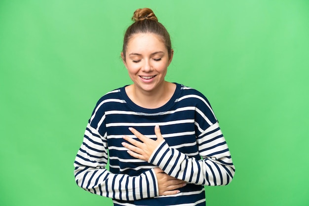 Foto junge blonde frau über isolierter chroma-schlüssel-hintergrund, die viel lächelt