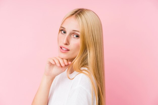 Junge blonde Frau