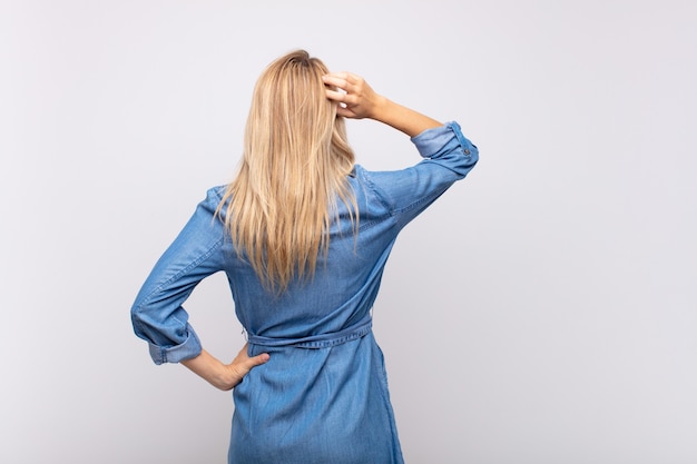 junge blonde hübsche Frau mit Jeanskleid