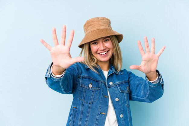 Junge blonde kaukasische Frau isoliert zeigt Nummer zehn mit den Händen.