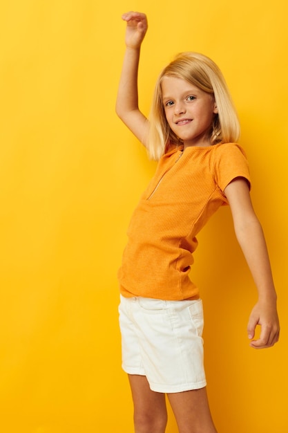 Junge blonde Mädchen lächeln Handgesten, die Freizeitkleidung posieren, Spaß isolierter Hintergrund unverändert