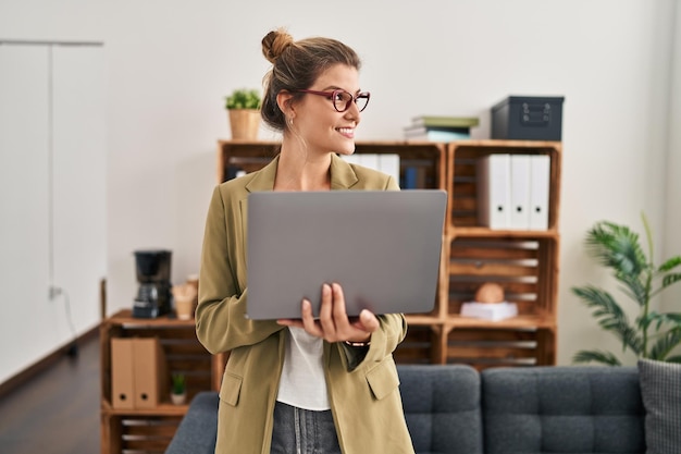 Junge blonde Psychologin mit Laptop im Psychologiezentrum