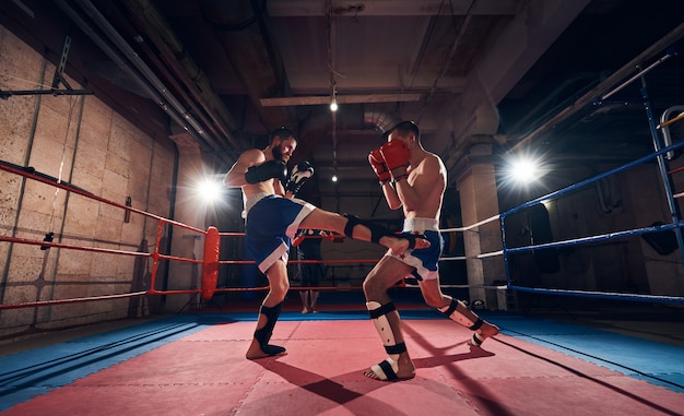 Junge Boxer trainieren im Ring