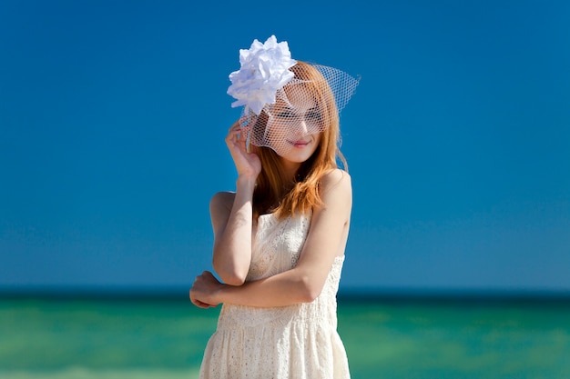 Junge Braut am Strand