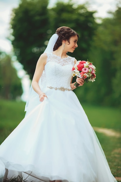 Junge Braut im Hochzeitskleid, im Park