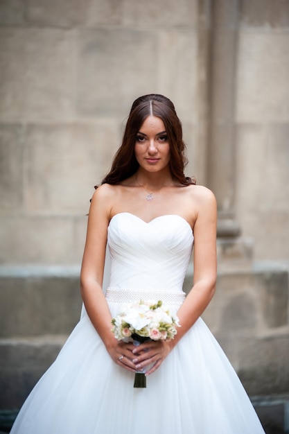 junge Brautfrau im weißen Kleid