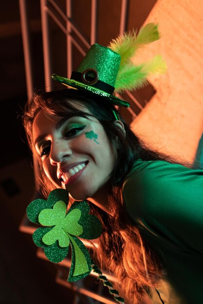 Junge brünette Frau feiert St. Patrick's Day