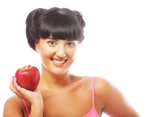 Junge brünette Frau mit rotem Apfel