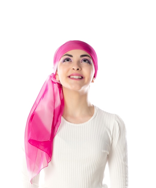 Junge brünette Frau trägt rosa Kopftuch isoliert