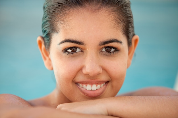 Junge Brunettefrau nass im Pool