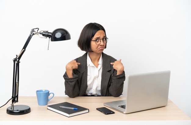 Junge Business-Mixed-Race-Frau, die stolz und selbstzufrieden im Büro arbeitet