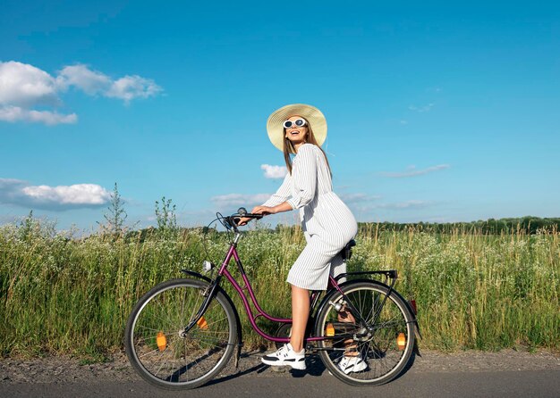 Junge charmante Radfahrerfrau, die während aufwirft