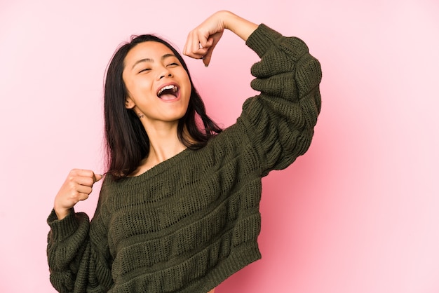 Junge chinesische Frau, die Faust nach einem Sieg erhebt, Gewinnerkonzept.