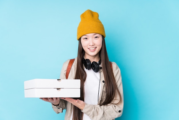 Junge chinesische Frau, die Pizzas hält, die lachen und Spaß haben.