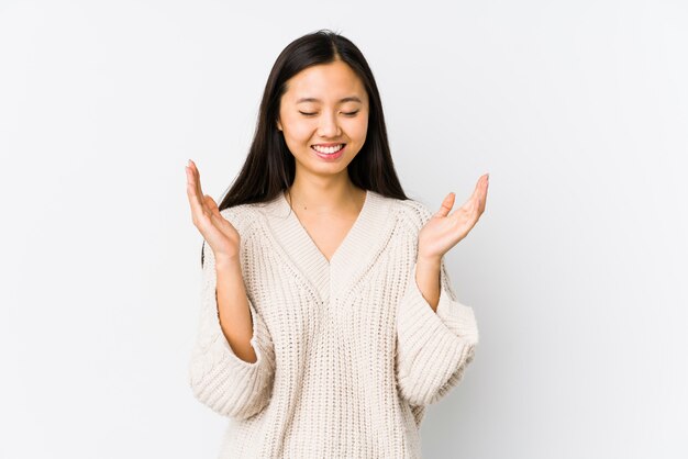 Junge chinesische Frau lokalisiertes frohes viel lachen. Glück-Konzept.