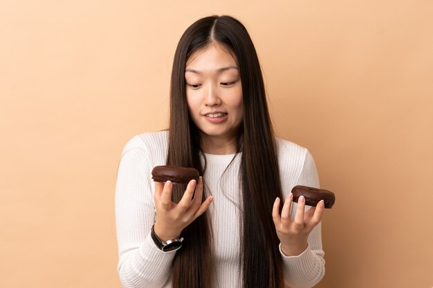 Junge chinesische junge Frau isoliert