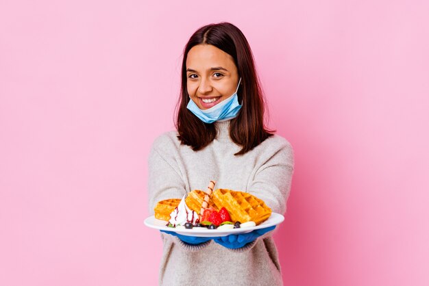 Junge Chirurgin, die eine Waffel isoliert hält