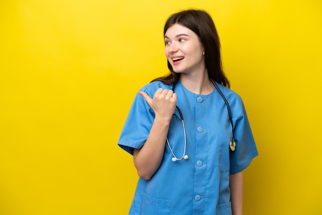 Junge Chirurgin Russische Frau isoliert auf gelbem Hintergrund, die zur Seite zeigt, um ein Produkt zu präsentieren