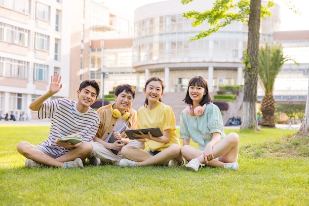 Junge College-Studenten kommen zurück, um zu studieren