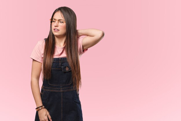 Junge coole Frau leiden Nackenschmerzen