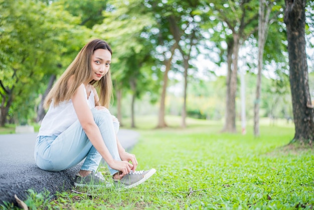 Junge Dame, die sich im Naturpark entspannt. Urlaub im Sommer im Garten.