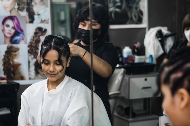 Junge Dame, die sich in einem professionellen Spa oder Friseursalon schminken und Haare machen lässt.