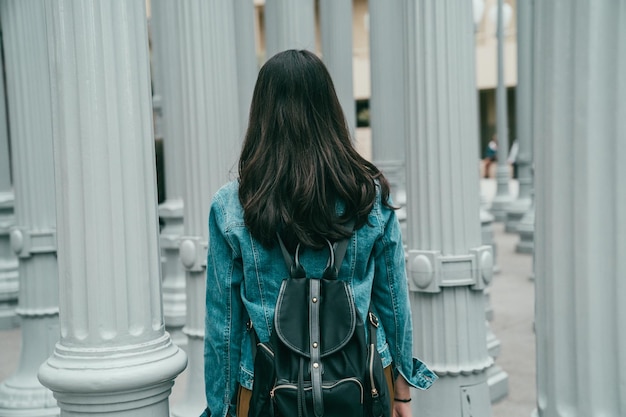 junge Dame geht in das Los Angeles County Museum of Art, sie trägt einen schwarzen Rucksack
