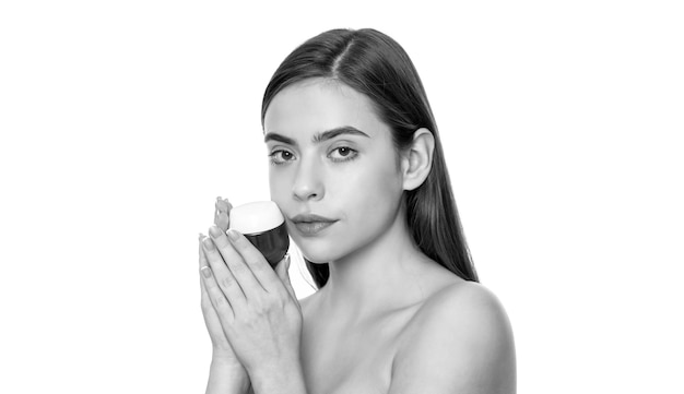 Junge Dame hält Cremetiegel für Gesichtshaut isoliert auf weißem Hintergrund Kosmetik