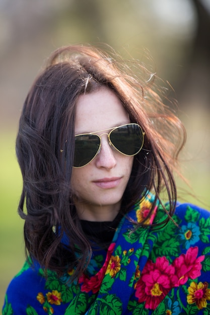 Foto junge dame in der schwarzen jacke und in der schwarzen sonnenbrille