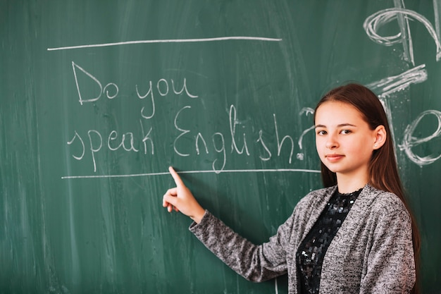 Foto junge dame in englischunterricht