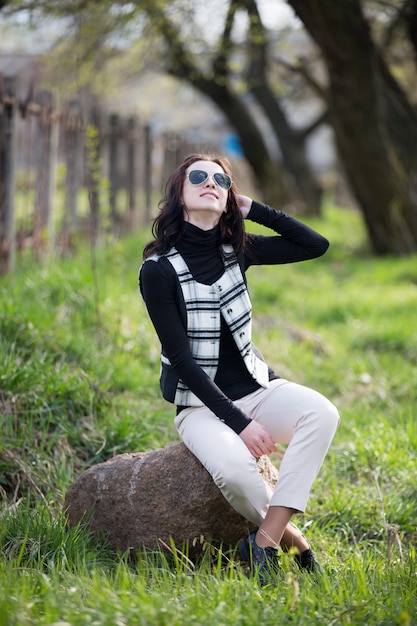 Junge Dame in Jacke und Sonnenbrille