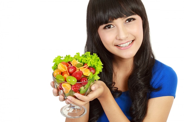 Junge Dame mit Obstsalat