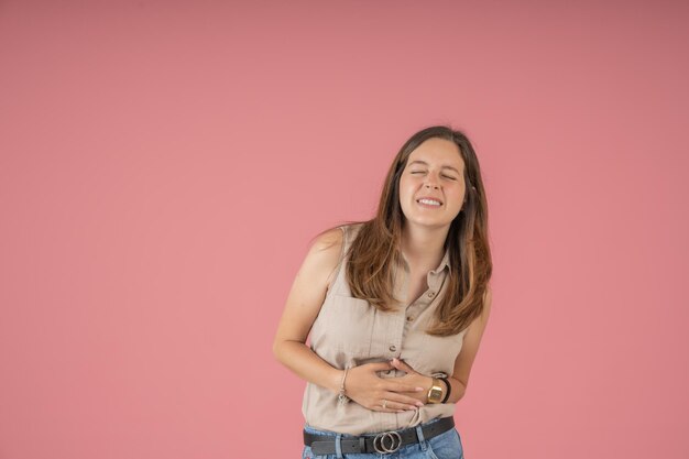 Junge Dame mit starken Bauchschmerzen