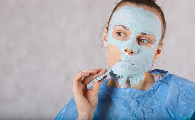 Foto junge dame zwischen 30 und 40 jahren mit einer gesichtsmaske sitzt in einem kosmetischen sessel