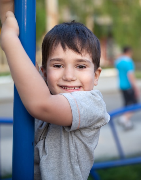 Junge, der auf dem Spielplatz spielt