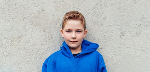 Junge, der blauen Hoodie trägt