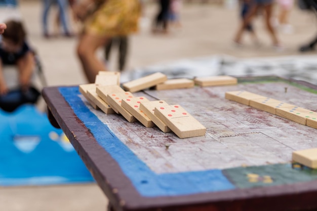 Junge, der draußen mit hölzernen Dominos spielt