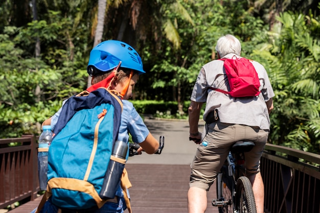 Junge, der ein Fahrrad im Park reitet