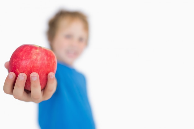 Foto junge, der einen apfel aushält