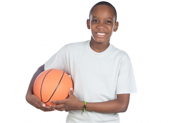 Junge, der einen Basketballball über weißem Hintergrund hält