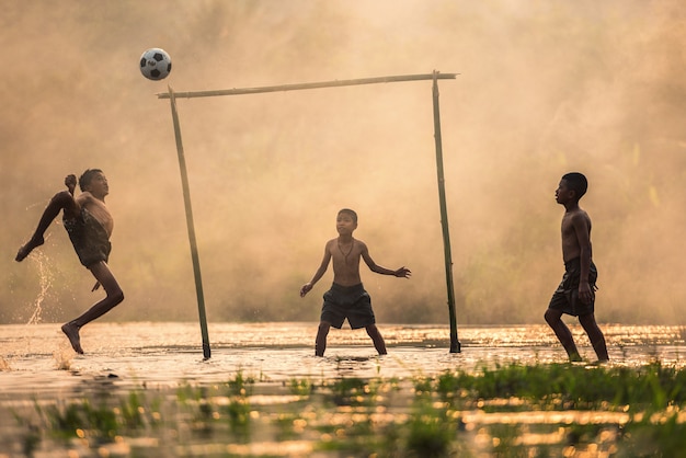 Junge, der einen Fußball tritt