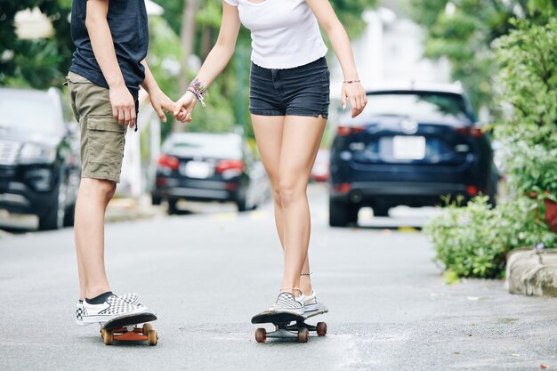 Junge, der Fauststunde Skateboardin gibt