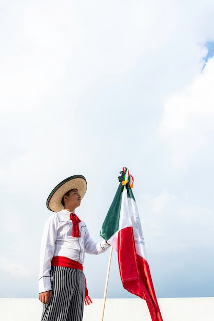 Junge, der Flagge von Mexiko hält