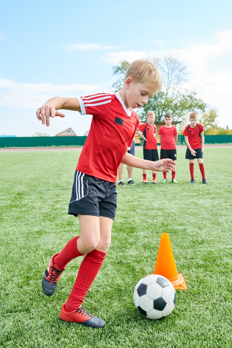 Foto junge, der fußballübungen macht