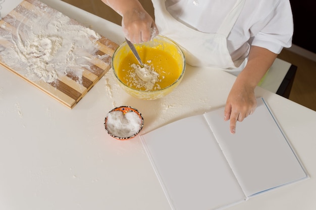 Junge, der in der Küche backt baking