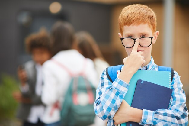 Junge, der in der Schule studiert